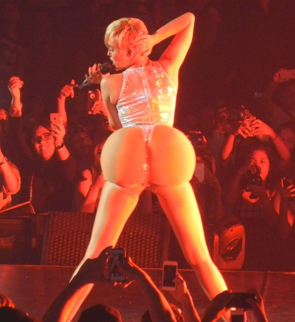Miley Cyrus s umelým pozadím
